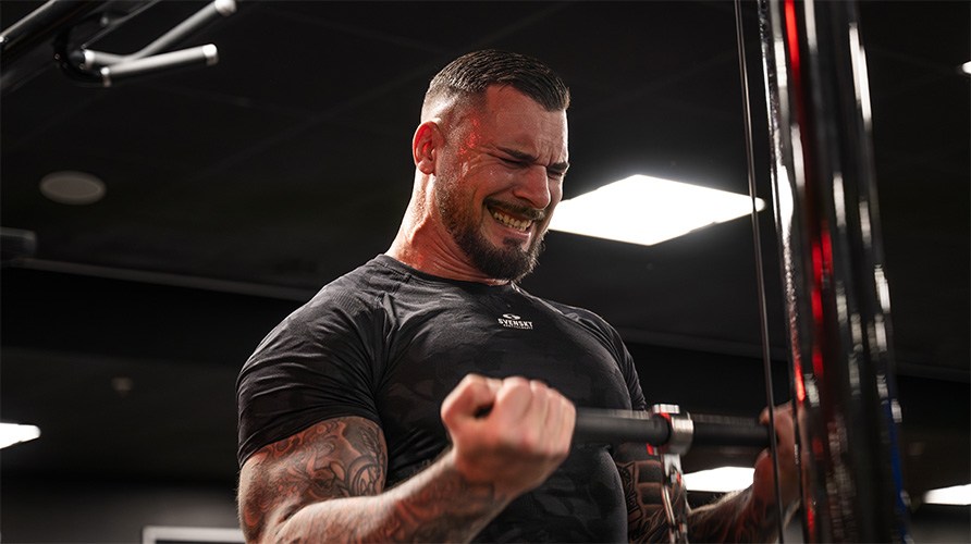 Personlig tr�ner David Friberg k�rer bicepscurls i kabeltr�k.